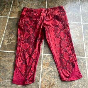 EUC Lululemon cranberry capri leggings size 8